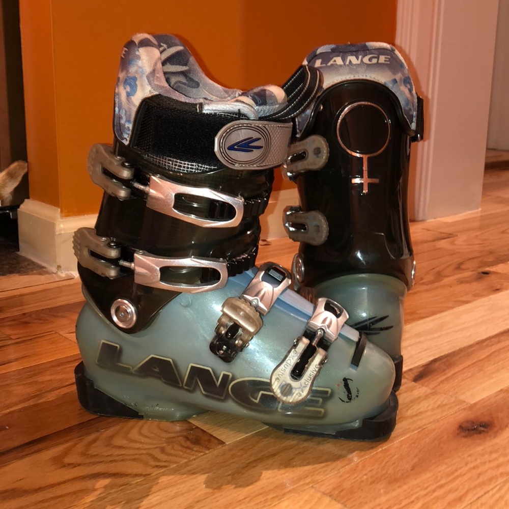Used Lange Ski Boots size 22.5 (size 5 shoe )
